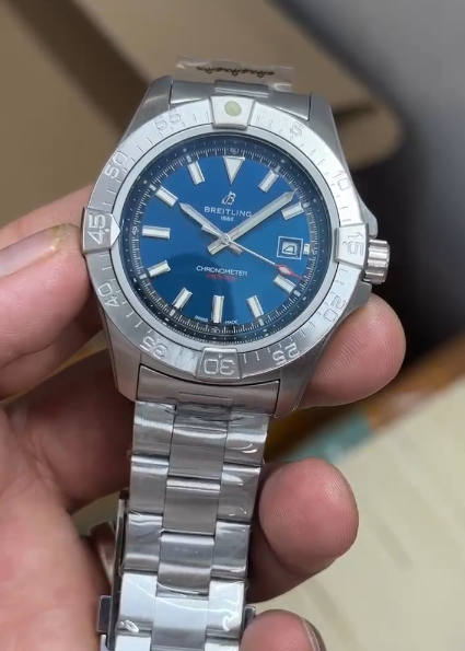 Breitling Avenger 42 Silver Dial with Blue Accent - gallery