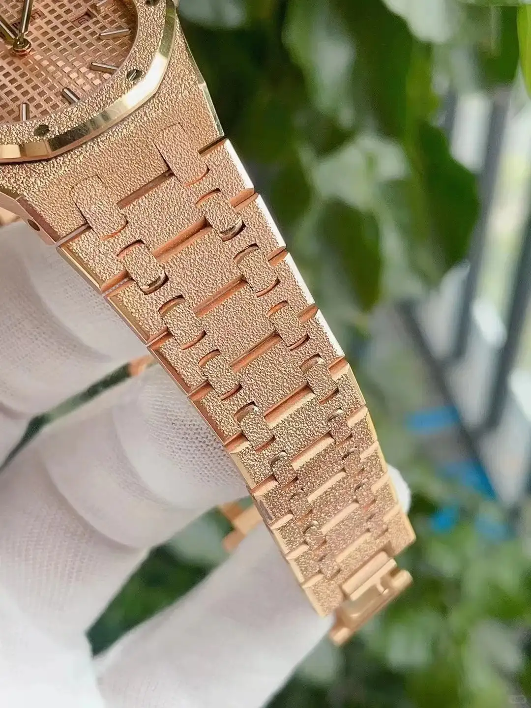 Audemars Piguet Royal Oak Frosted Gold Quartz Gold 67653OR.GG.1263OR.02 - gallery